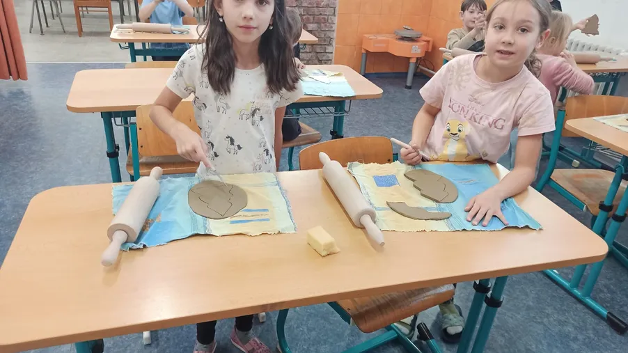 2.B v keramické dílně